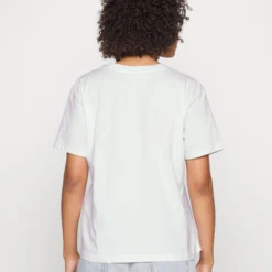 Even&Odd Clare Feel Good Chest Artwork - T-Shirt Imprimé - White -Even&Odd Soldes 0d17dbfc1fad41eb943631d2b6b51619 scaled