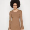 Even&Odd Knit Loose Fit Flared Sleeves Dress - Robe Pull - Camel 2 Even&Odd Knit Loose Fit Flared Sleeves Dress - Robe Pull - Camel -Even&Odd Soldes 173cf38e8516447b97a4e6aa4cc93c4c scaled