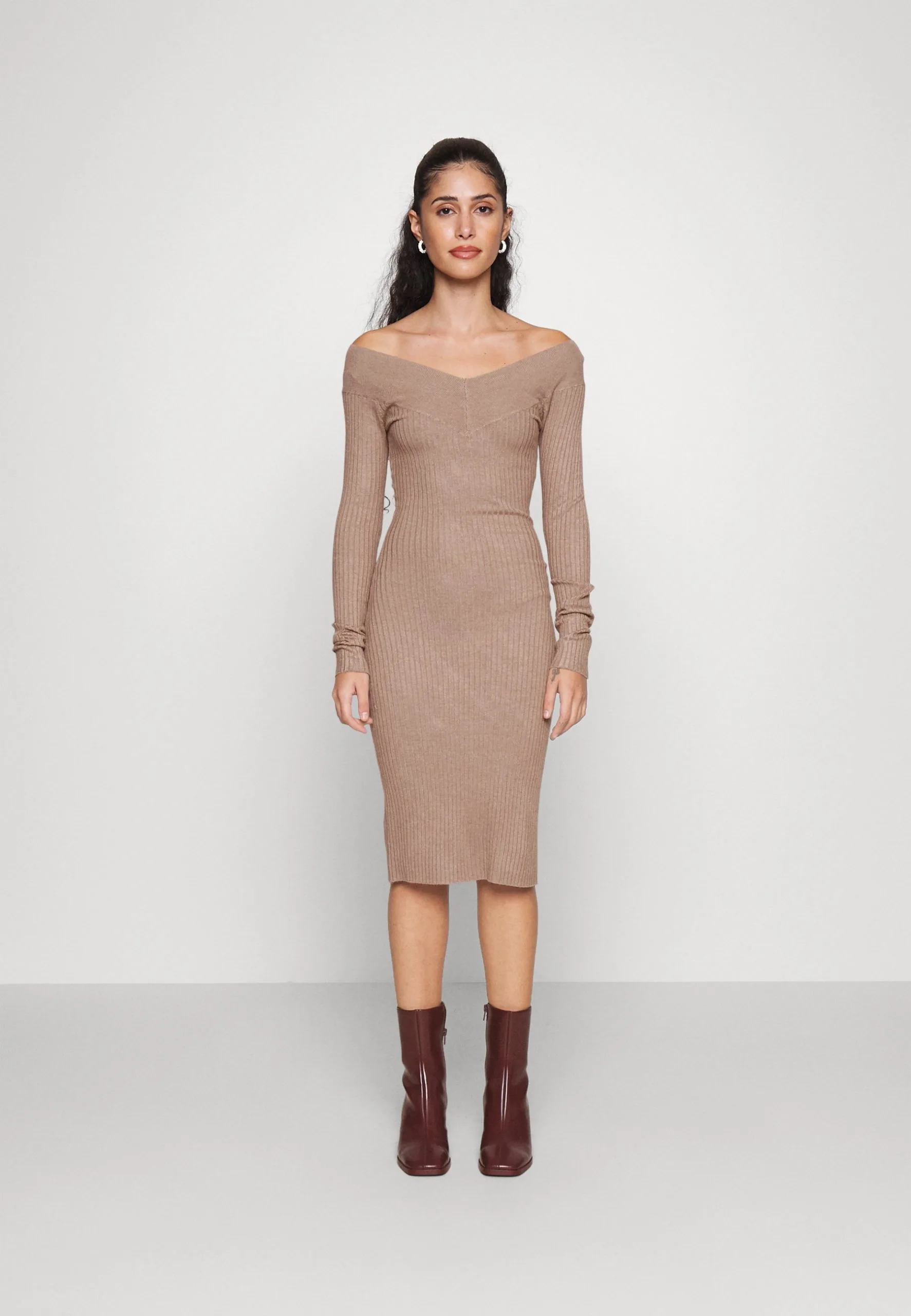 V Ausschnitt Ripp Mini Bodycon Strickkleid - Robe Fourreau - Taupe 3 V Ausschnitt Ripp Mini Bodycon Strickkleid - Robe Fourreau - Taupe