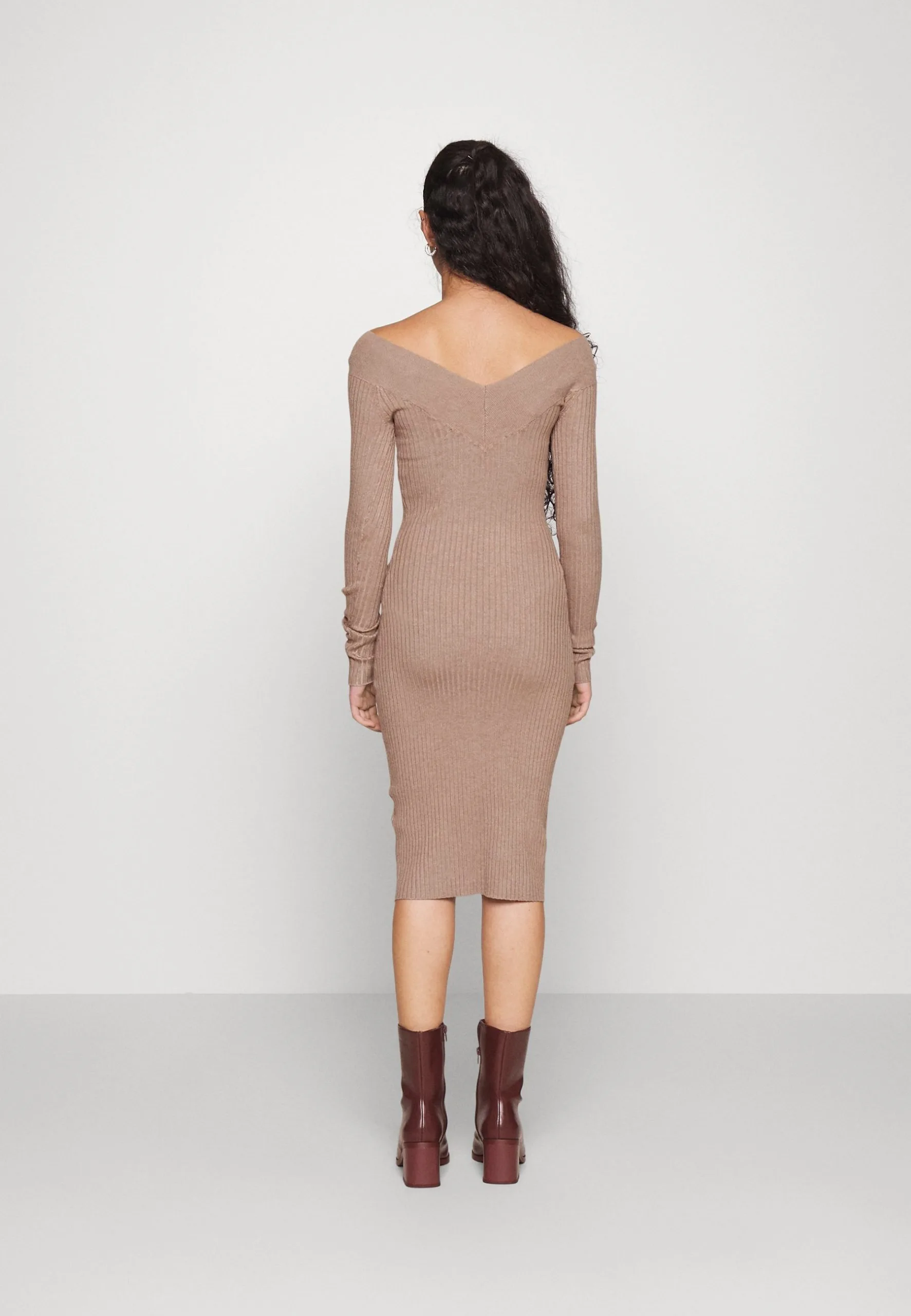 V Ausschnitt Ripp Mini Bodycon Strickkleid - Robe Fourreau - Taupe 5 V Ausschnitt Ripp Mini Bodycon Strickkleid - Robe Fourreau - Taupe – Image 3