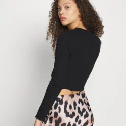 Cropped Long Sleeve With Lettuce - T-Shirt À Manches Longues - Black -Even&Odd Soldes 1f706e9a2ce44d71b268c184e43ef641 scaled