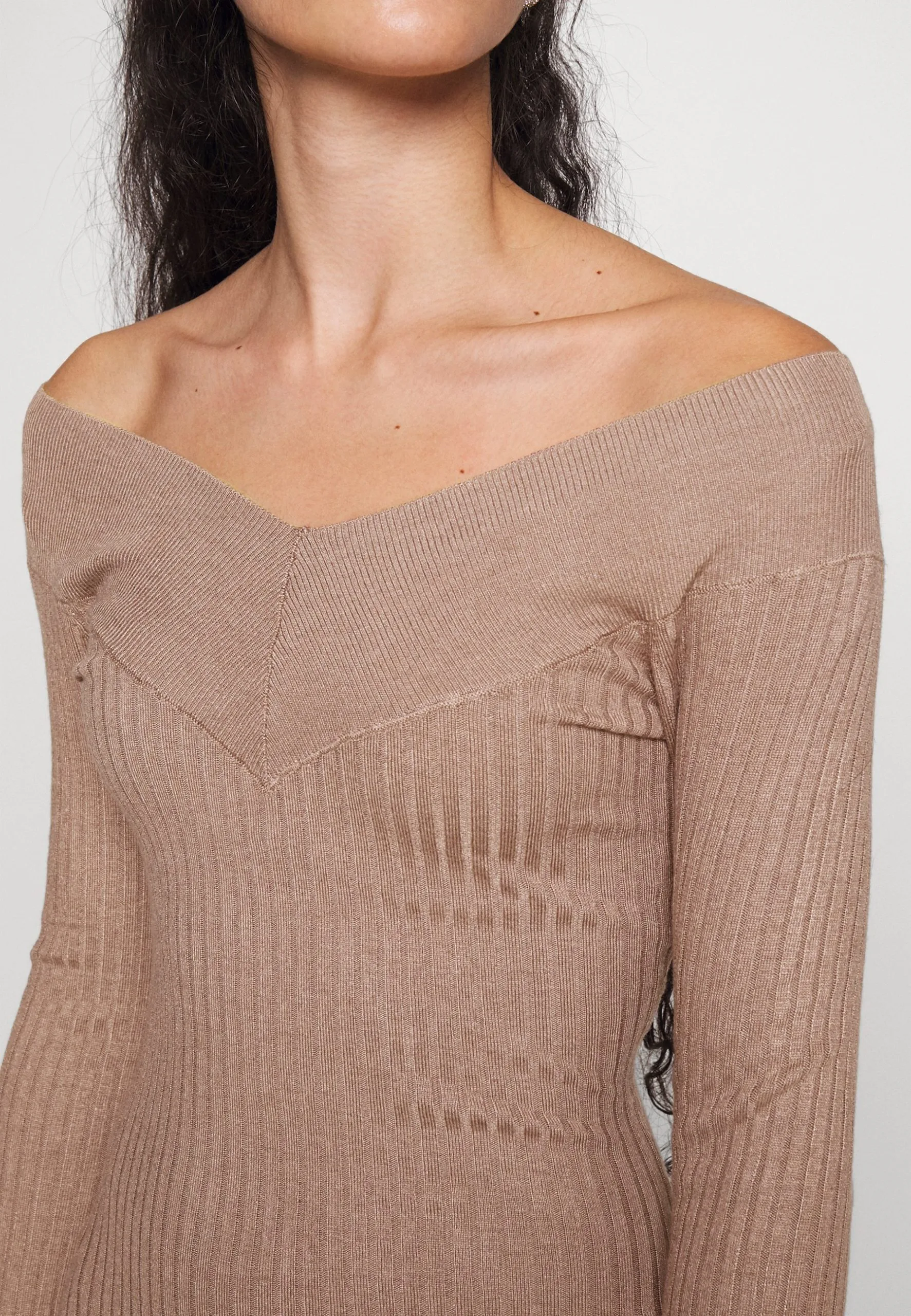 V Ausschnitt Ripp Mini Bodycon Strickkleid - Robe Fourreau - Taupe 9 V Ausschnitt Ripp Mini Bodycon Strickkleid - Robe Fourreau - Taupe – Image 7