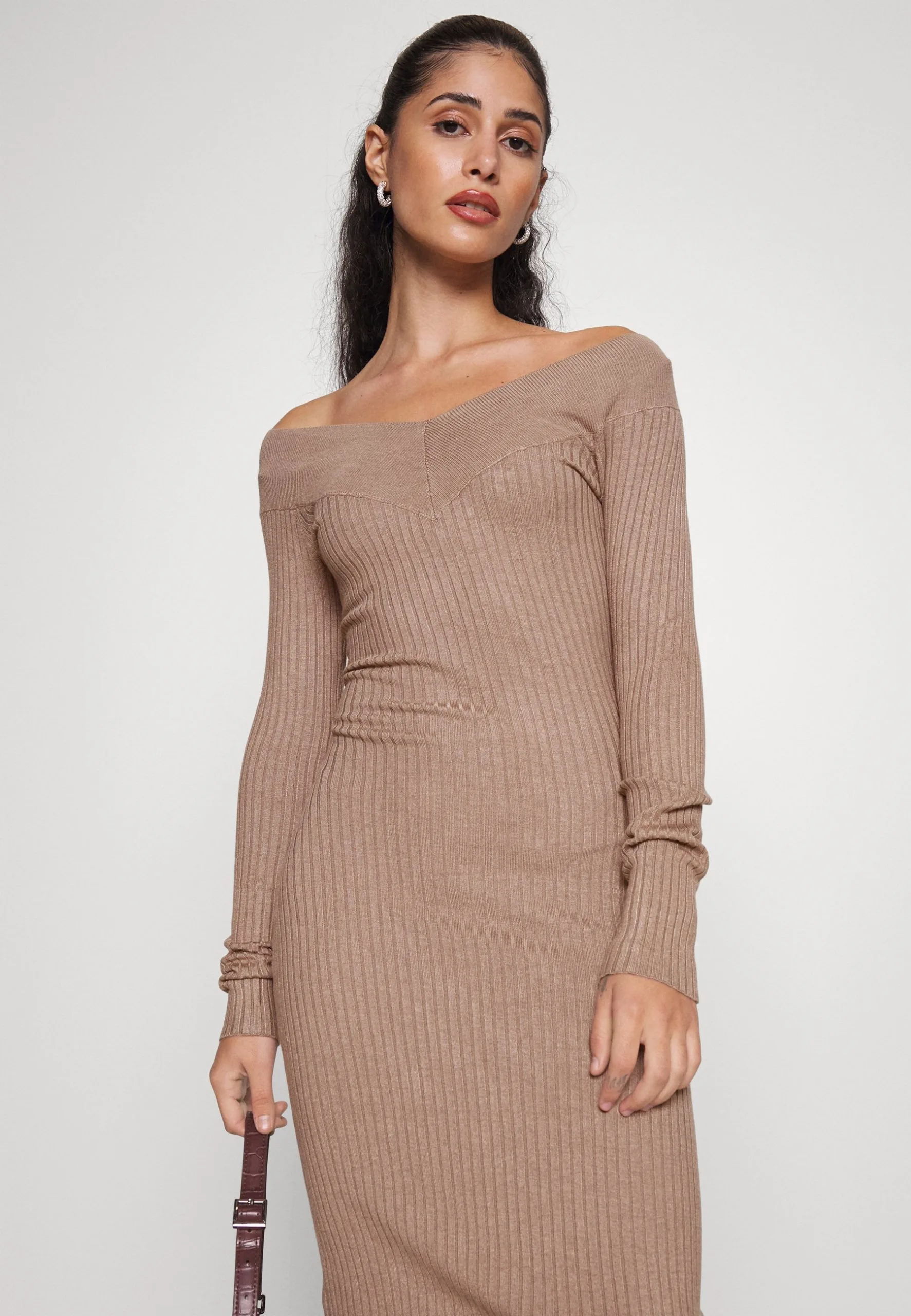 V Ausschnitt Ripp Mini Bodycon Strickkleid - Robe Fourreau - Taupe 6 V Ausschnitt Ripp Mini Bodycon Strickkleid - Robe Fourreau - Taupe – Image 4