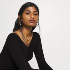 V Ausschnitt Ripp Mini Bodycon Strickkleid - Robe Fourreau - Black -Even&Odd Soldes 3f0fe4f0aa9e433aab0a47afa0ba305d scaled