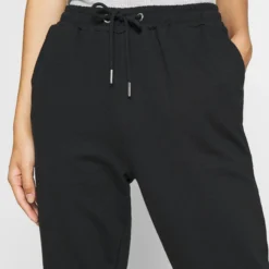 Even&Odd Regular Fit Joggers - Pantalon De Survêtement - Black 13 Even&Odd Regular Fit Joggers - Pantalon De Survêtement - Black -Even&Odd Soldes 5b7ef67a7907428cb387b2113b841a66 scaled