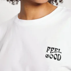 Even&Odd Clare Feel Good Chest Artwork - T-Shirt Imprimé - White -Even&Odd Soldes 776ed0e7e8de4b1ba859a48e031bf46e scaled