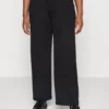 Tailored Wide Trouser - Pantalon Classique - Black 1 Tailored Wide Trouser - Pantalon Classique - Black -Even&Odd Soldes 82e4d064f9a84ab8a1efecd9f5ea285d scaled