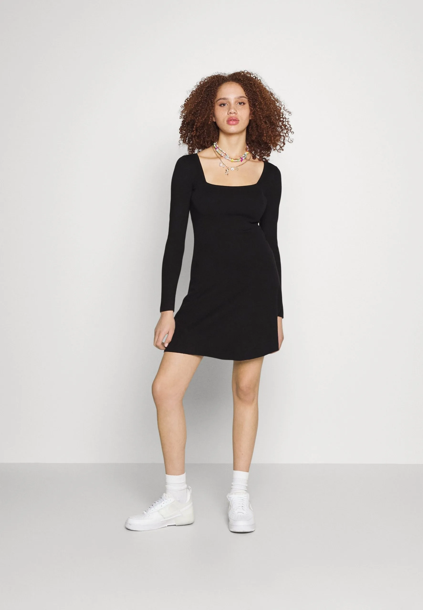 Even&Odd Eckiger Ausschnitt Mini Strickkleid - Robe Pull - Black 4 Even&Odd Eckiger Ausschnitt Mini Strickkleid - Robe Pull - Black – Image 2