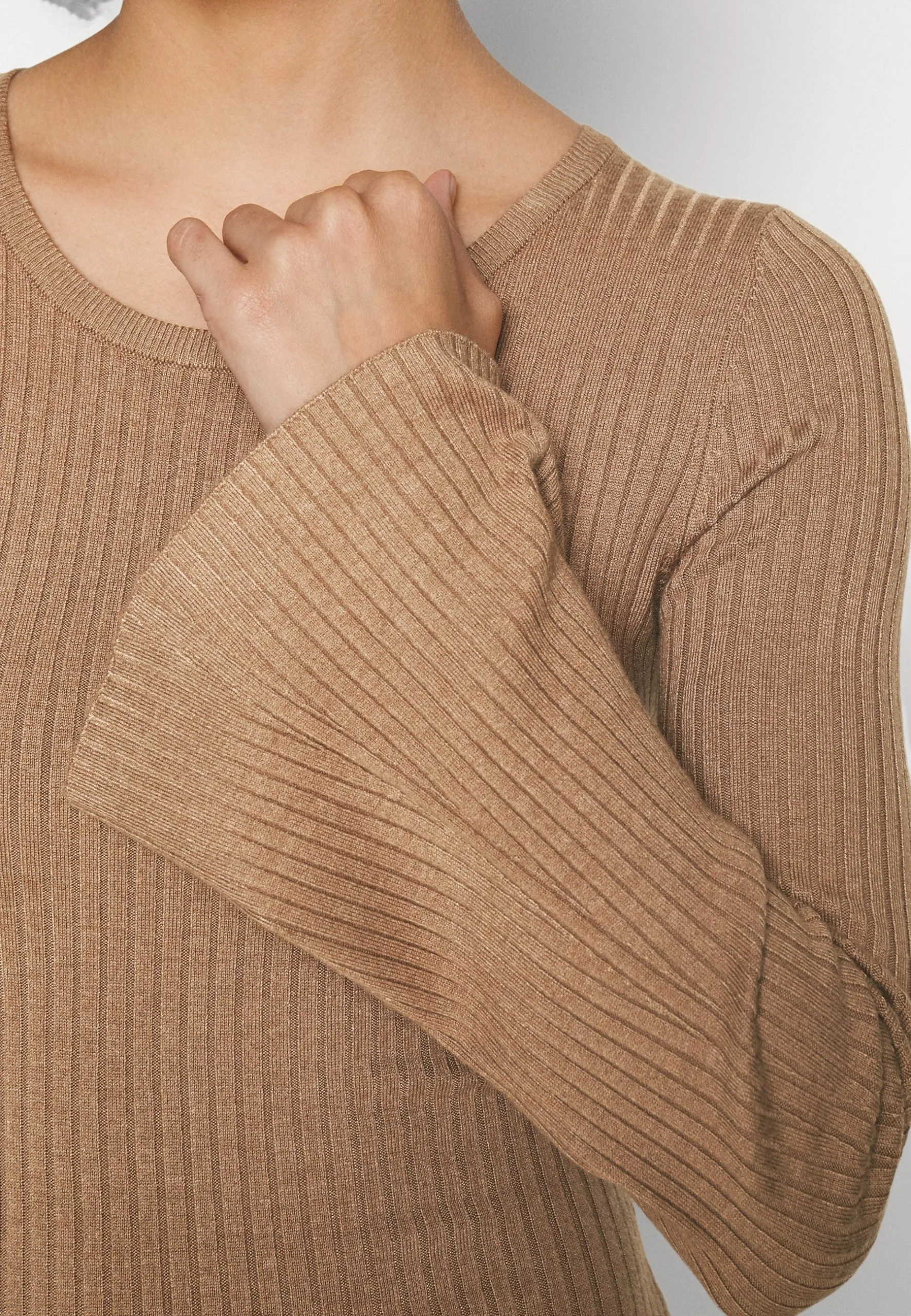 Even&Odd Knit Loose Fit Flared Sleeves Dress - Robe Pull - Camel 8 Even&Odd Knit Loose Fit Flared Sleeves Dress - Robe Pull - Camel – Image 6