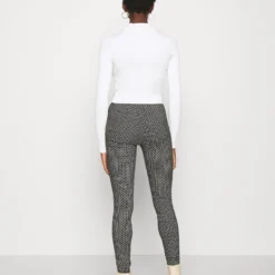 Even&Odd 2 Pack - Pullover - Black/White 11 Even&Odd 2 Pack - Pullover - Black/White -Even&Odd Soldes e4ccb4a491b944f8a502c12963fd630b scaled