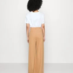 Petite Business Casual Wide Legs With Front Pleats - Pantalon Classique - Beige 10 Petite Business Casual Wide Legs With Front Pleats - Pantalon Classique - Beige -Even&Odd Soldes f5e048bd1a4449f9af17528c265d78d7 scaled